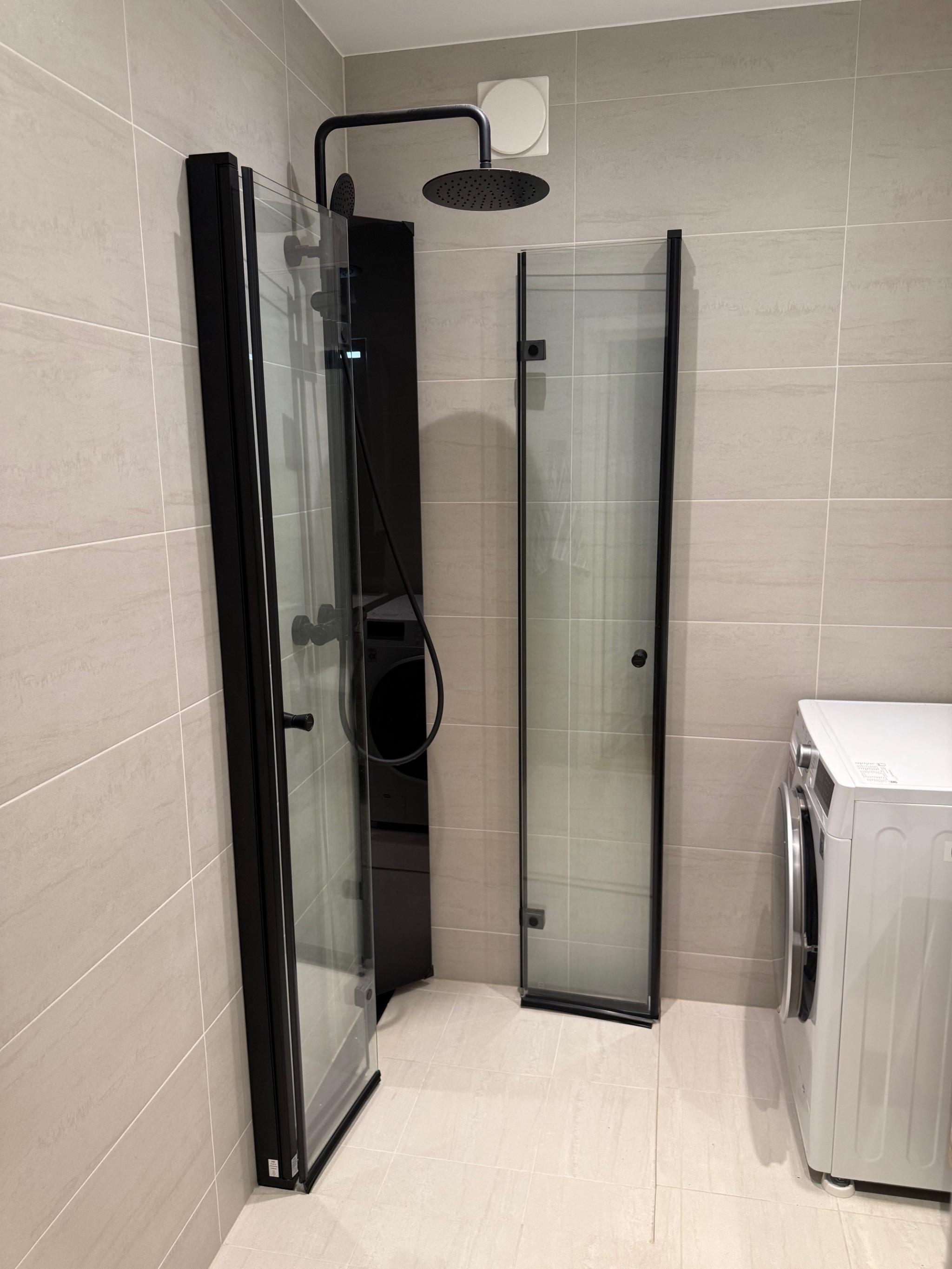 Fossefalldusj i hjørnet med leddet glassdører